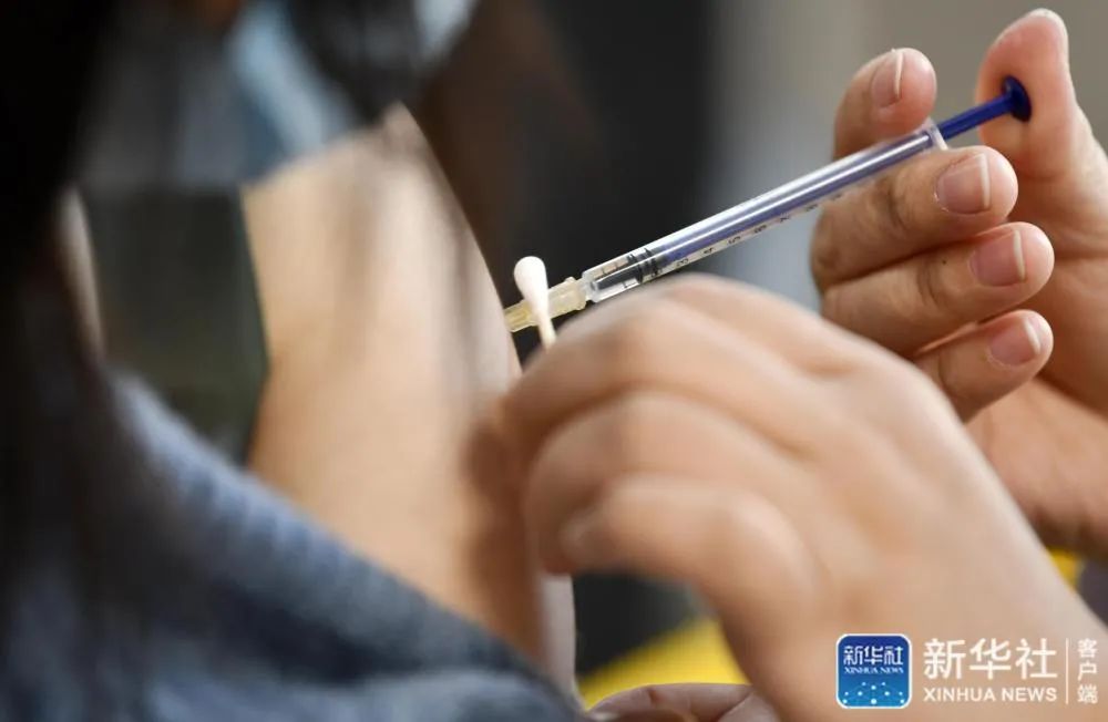 　　1月5日，，，在天津市蓟州区兴华大街社区卫生效劳中心，，，医务职员给疫苗接种者注射。。。。。。新华社记者 李然 摄